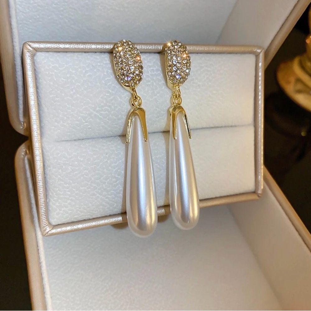 Elegant Plated Gold and Faux Pearl Drop and rhinestones Earrings